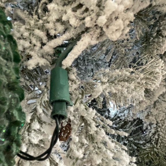 Hunny of a Holiday Decoration - Picture 2 of 6